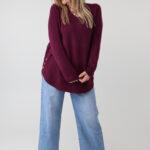 sweter-damski-elegancki-plus-size-z-ozdobnymi-guzikami-na-bokach-sliwkowy (7)