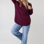 sweter-damski-elegancki-plus-size-z-ozdobnymi-guzikami-na-bokach-sliwkowy (8)