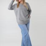 sweter-damski-elegancki-plus-size-z-ozdobnymi-guzikami-na-bokach-szary (6)