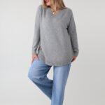 sweter-damski-elegancki-plus-size-z-ozdobnymi-guzikami-na-bokach-szary (7)