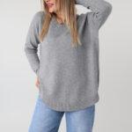 Elegancki sweter damski plus size z dekoltem w serek i ozdobnymi guzikami po bokach – luźny sweter XXL dla puszystych kobiet