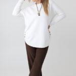 sweter-damski-elegancki-plus-size-ze-zdobieniem-na-bokach-bialy (6)