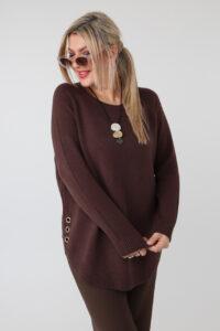 Elegancki sweter damski plus size ze zdobieniem na bokach i okrągłym dekoltem – luźny sweter XXL dla puszystych kobiet