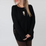 Elegancki sweter damski plus size ze zdobieniem na bokach i okrągłym dekoltem – luźny sweter XXL dla puszystych kobiet