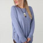 Elegancki sweter damski plus size ze zdobieniem na bokach i okrągłym dekoltem – luźny sweter XXL dla puszystych kobiet
