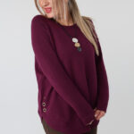 Elegancki sweter damski plus size ze zdobieniem na bokach i okrągłym dekoltem – luźny sweter XXL dla puszystych kobiet