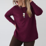 sweter-damski-elegancki-plus-size-ze-zdobieniem-na-bokach-sliwkowy (7)