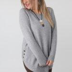 Elegancki sweter damski plus size ze zdobieniem na bokach i okrągłym dekoltem – luźny sweter XXL dla puszystych kobiet