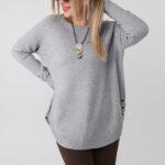 sweter-damski-elegancki-plus-size-ze-zdobieniem-na-bokach-szary (7)