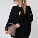 Elegancki sweter damski oversize plus size z ozdobnymi aplikacjami pszczół na ramieniu – luźny sweter XXL dla puszystych kobiet