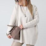 Elegancki sweter damski oversize plus size z ozdobnymi aplikacjami pszczół na ramieniu – luźny sweter XXL dla puszystych kobiet