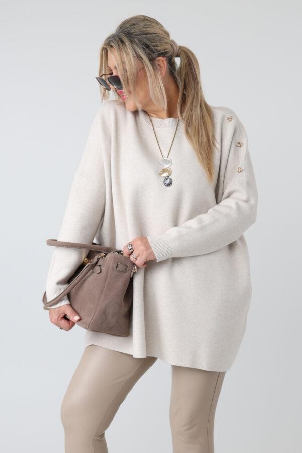 Elegancki sweter damski oversize plus size z ozdobnymi aplikacjami pszczół na ramieniu – luźny sweter XXL dla puszystych kobiet