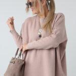 Elegancki sweter damski oversize plus size z ozdobnymi aplikacjami pszczół na ramieniu – luźny sweter XXL dla puszystych kobiet