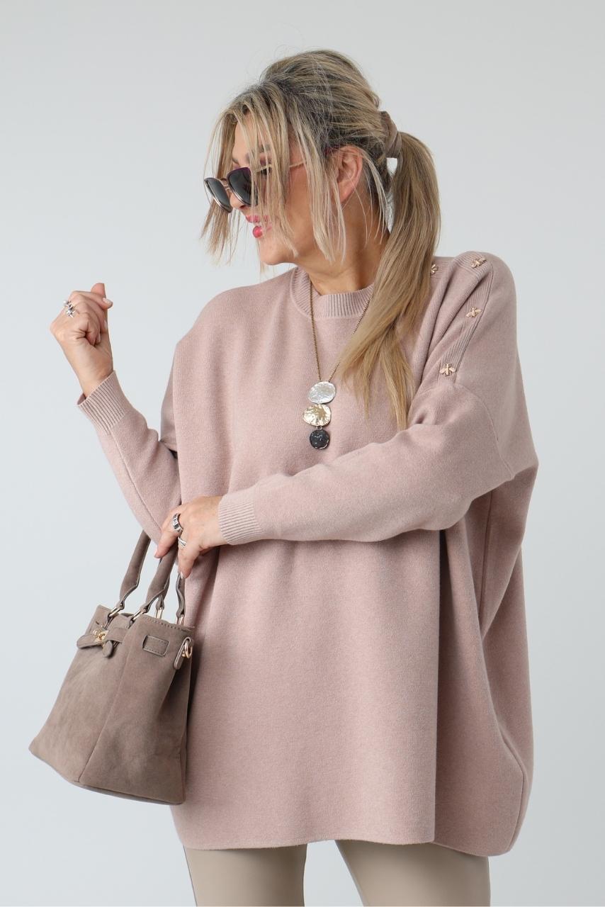 Elegancki sweter damski oversize plus size z ozdobnymi aplikacjami pszczół na ramieniu – luźny sweter XXL dla puszystych kobiet