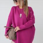 Elegancki sweter damski oversize plus size z ozdobnymi aplikacjami pszczół na ramieniu – luźny sweter XXL dla puszystych kobiet