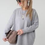 Elegancki sweter damski oversize plus size z ozdobnymi aplikacjami pszczół na ramieniu – luźny sweter XXL dla puszystych kobiet