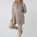 sweter-damski-plus-size-z-rozcieciami-na-guziki-bezowy (5)