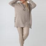 sweter-damski-plus-size-z-rozcieciami-na-guziki-bezowy (6)