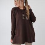 sweter-damski-plus-size-z-rozcieciami-na-guziki-brazowy (4)