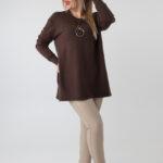 sweter-damski-plus-size-z-rozcieciami-na-guziki-brazowy (5)