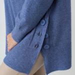 sweter-damski-plus-size-z-rozcieciami-na-guziki-jeansowy (2)
