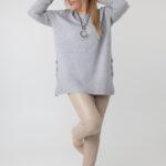 sweter-damski-plus-size-z-rozcieciami-na-guziki-szary (6)