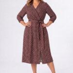 Sukienka w kwiaty plus size midi z gumą w pasie brązowa 44-52