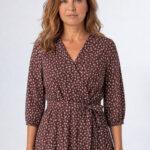 Sukienka-w-kwiaty-plus-size-midi-z-gumą-w-pasie-brązowa (2)