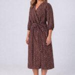 Sukienka-w-kwiaty-plus-size-midi-z-gumą-w-pasie-brązowa (3)