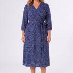 Sukienka-w-kwiaty-plus-size-midi-z-gumą-w-pasie-granatowa (1)