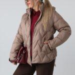 damska-kurtka-przejsciowa-plus-size-krotka-pikowana-z-odpinanym-kapturem-bezowa (7)