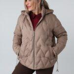 damska-kurtka-przejsciowa-plus-size-krotka-pikowana-z-odpinanym-kapturem-bezowa (8)