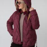 Krótka pikowana kurtka damska przejściowa plus size z odpinanym kapturem – kurtka XXL dla puszystych 42-52