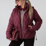 damska-kurtka-przejsciowa-plus-size-krotka-pikowana-z-odpinanym-kapturem-sliwkowa (6)