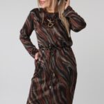 dzianinowa-sukienka-plus-size-wiazana-w-talii-brazowo-czarna (2)