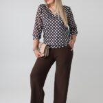 elegancka-bluzka-damska-plus-size-dekolt-w-serek-czekoladowa-w-groszki (4)
