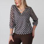 elegancka-bluzka-damska-plus-size-dekolt-w-serek-czekoladowa-w-groszki (7)