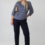 elegancka-bluzka-damska-plus-size-dekolt-w-serek-granatowa-w-groszki (4)