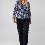 elegancka-bluzka-damska-plus-size-dekolt-w-serek-granatowa-w-groszki (6)