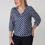 elegancka-bluzka-damska-plus-size-dekolt-w-serek-granatowa-w-groszki (7)