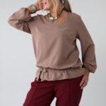 Elegancka bluzka damska plus size z dekoltem w serek, gumką i ozdobną kokardką w pasie – wizytowa bluzka XXL dla puszystych 44-54