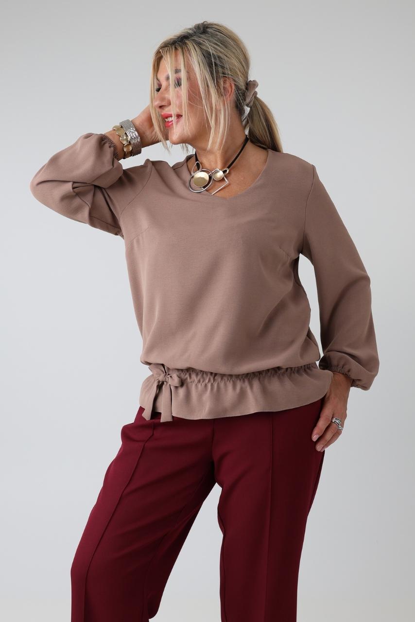 Elegancka bluzka damska plus size z dekoltem w serek, gumką i ozdobną kokardką w pasie – wizytowa bluzka XXL dla puszystych 44-54