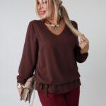 Elegancka bluzka damska plus size z dekoltem w serek, gumką i ozdobną kokardką w pasie – wizytowa bluzka XXL dla puszystych 44-54