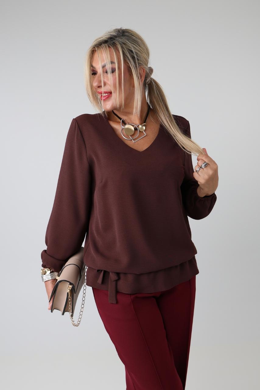 Elegancka bluzka damska plus size z dekoltem w serek, gumką i ozdobną kokardką w pasie – wizytowa bluzka XXL dla puszystych 44-54