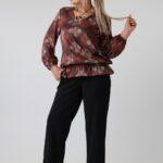 elegancka-bluzka-damska-plus-size-z-gumka-w-pasie-we-wzory-brazowa (6)