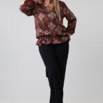 elegancka-bluzka-damska-plus-size-z-gumka-w-pasie-we-wzory-brazowa (7)