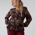 Elegancka bluzka damska plus size we wzory z dekoltem w serek, gumką i ozdobną kokardką w pasie – bluzka XXL dla puszystych 44-54