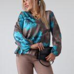 Elegancka bluzka damska plus size we wzory z dekoltem w serek, gumką i ozdobną kokardką w pasie – bluzka XXL dla puszystych 44-54