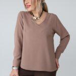 elegancka-bluzka-damska-z-dlugim-rekawem-plus-size-dekolt-w-serek-bezowa (8)