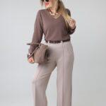 elegancka-bluzka-damska-z-dlugim-rekawem-plus-size-dekolt-w-serek-brazowa (6)